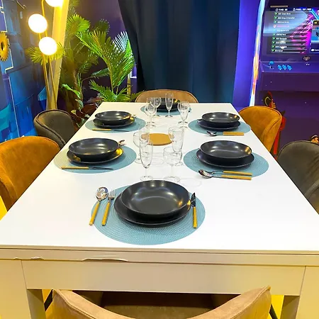 Capsule Family - Sauna - Jacuzzi - Projecteur - Billard - Nintendo Switch 2 - Filet Suspendu Διαμέρισμα